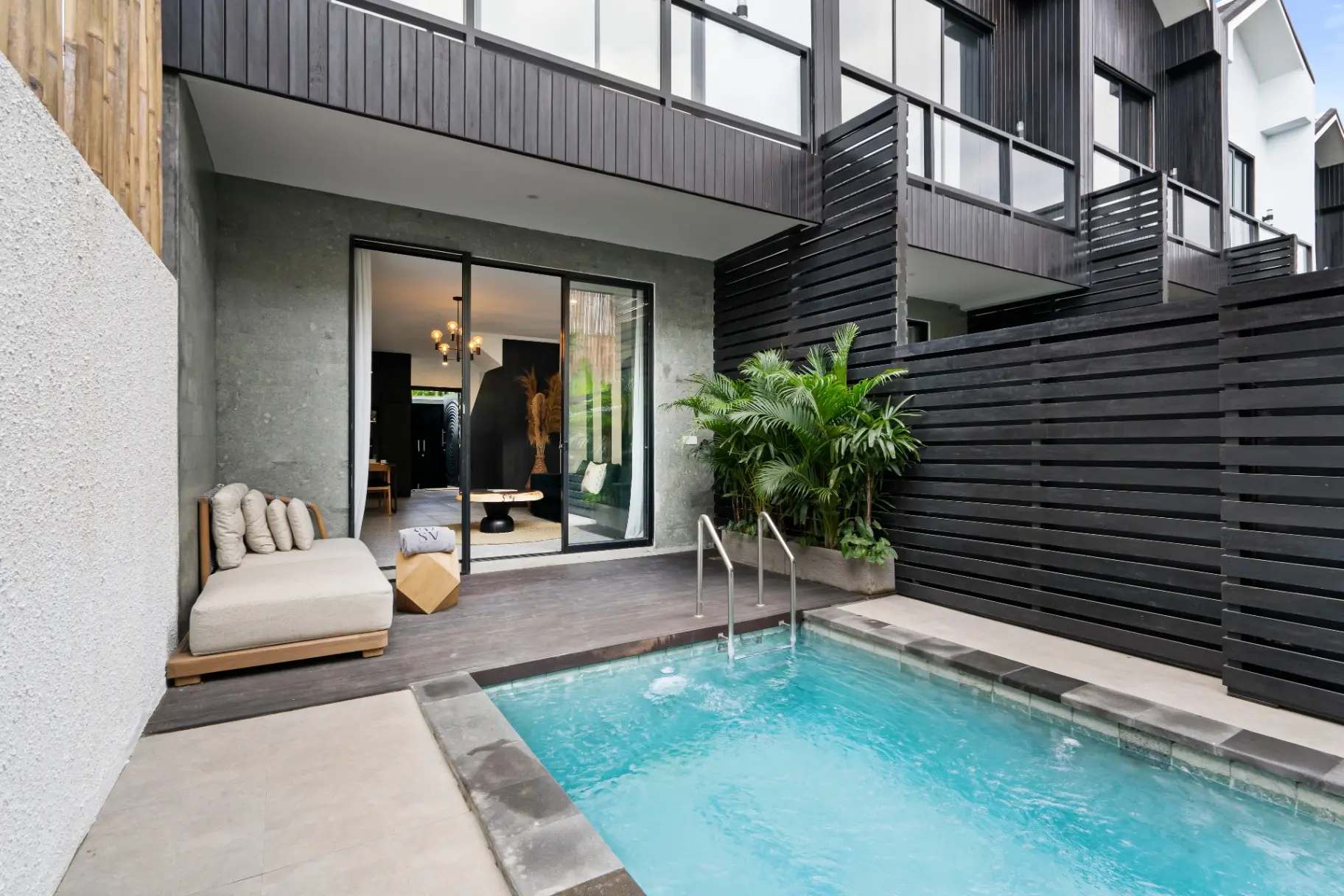 Sunny- Stylish 2BR Villa w/ Pool 800m to the Beach