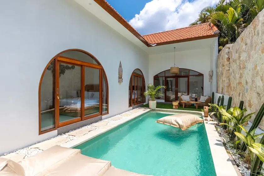 TROPICAL 3-BEDROOM VILLA IN NORTH CANGGU FOR SALE. 
