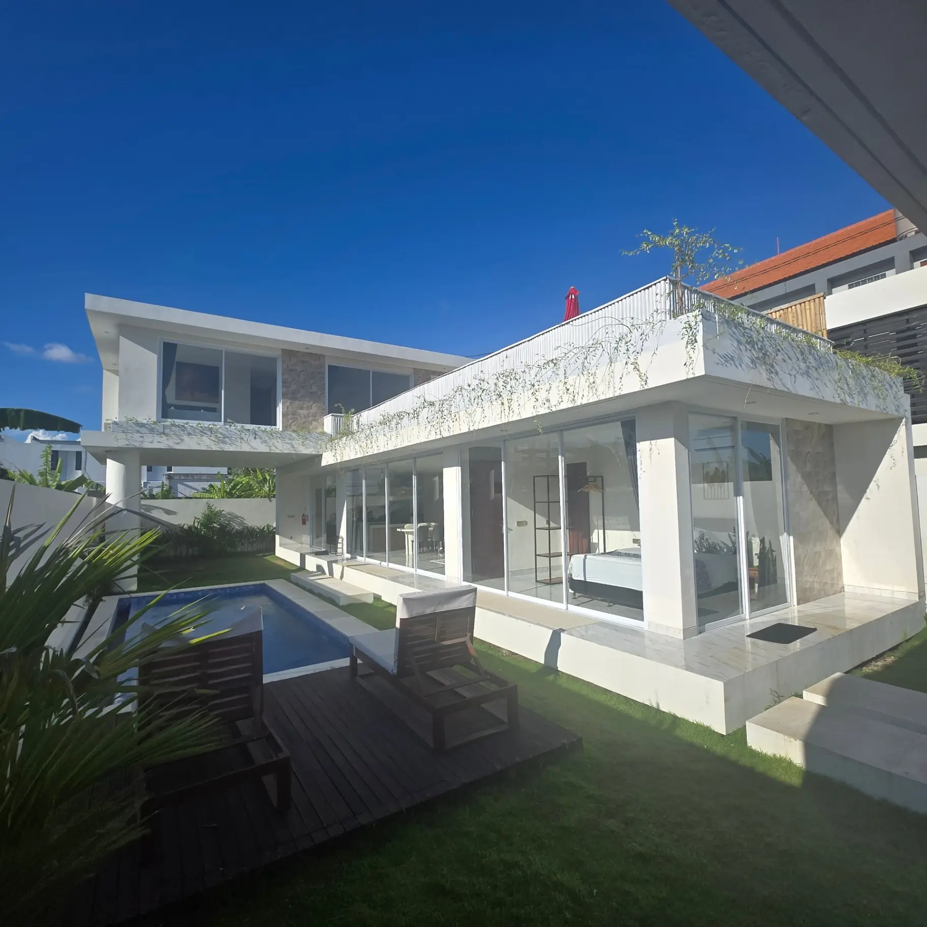 4BR Modern Villa w/ Rooftop & Pool