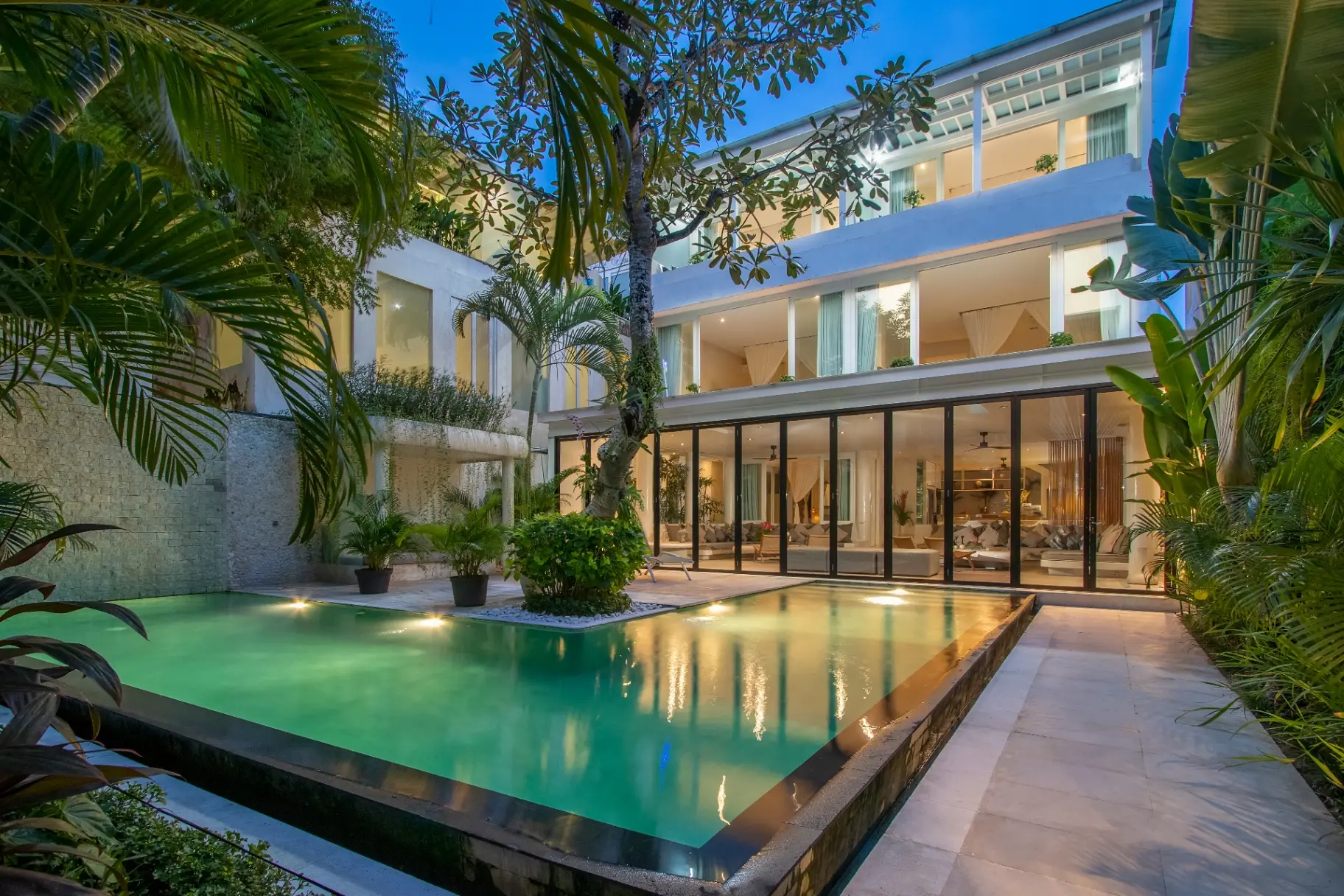 Price Drop - 5BR Luxury Villa By The Sea