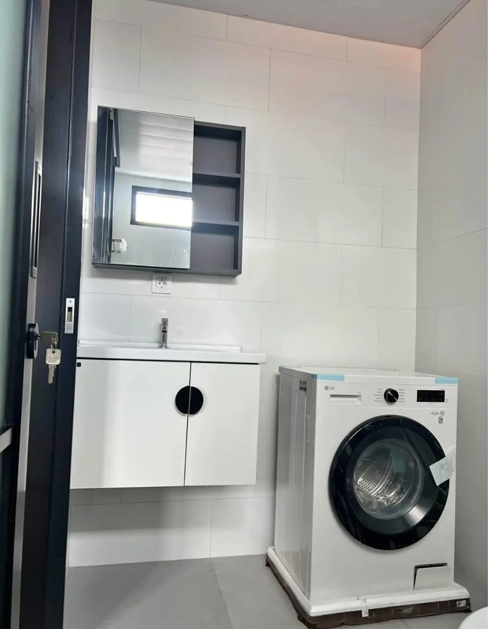 Studio room with private kitchen and washing machine