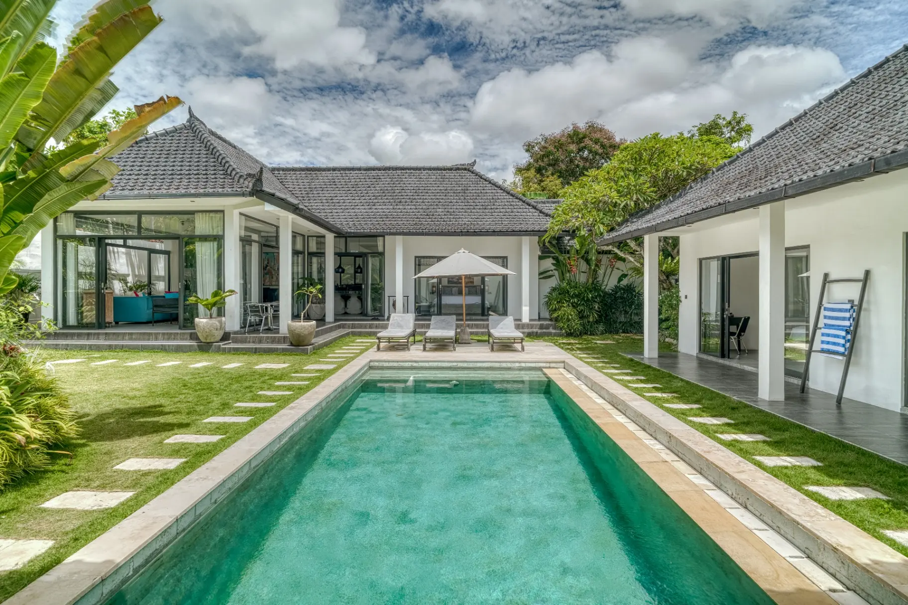 Villa Moonwake– Modern 4 Bedroom Luxury Villa in the Heart of Berawa