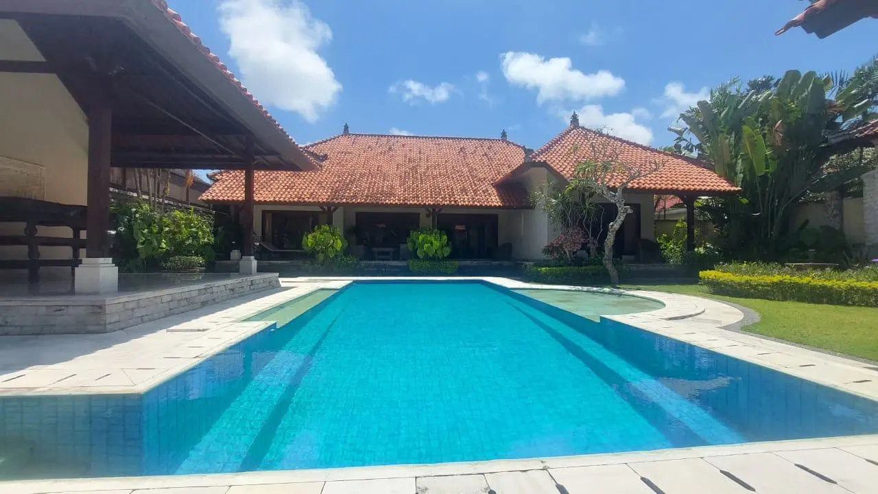 MM 378- FOR RENT KONTEMPORER TROPICAL VILLA NUSA DUA ONE GATE SYSTEM