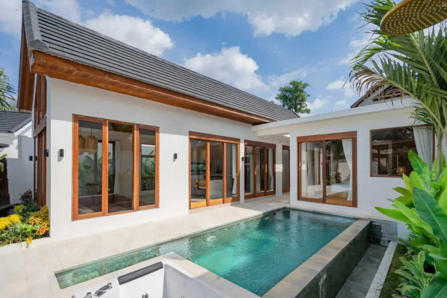 2-Bedroom Villa with Lush Garden & Jacuzzi in Cepaka