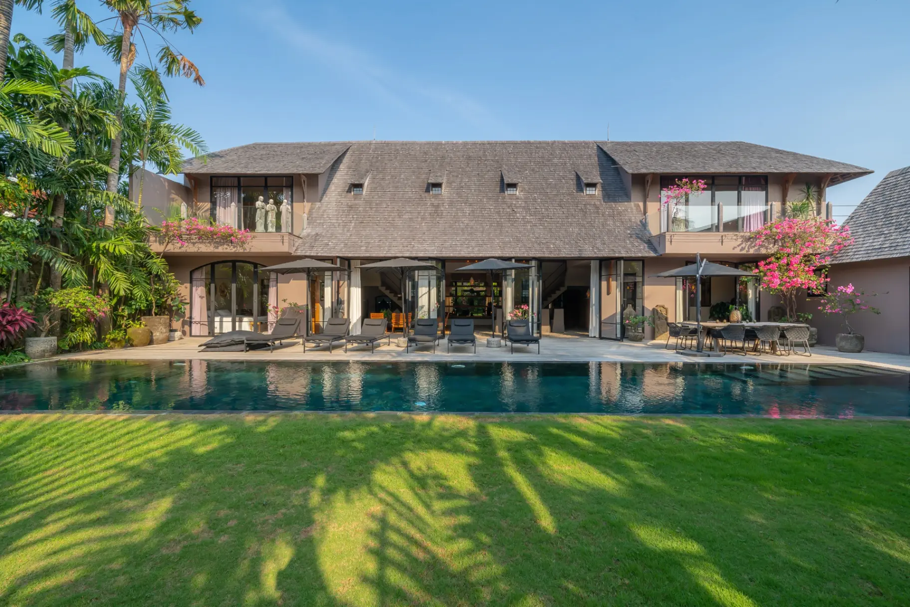 Villa Nehal - Luxury 5BR Villa with 20m Pool and Huge Garden!!