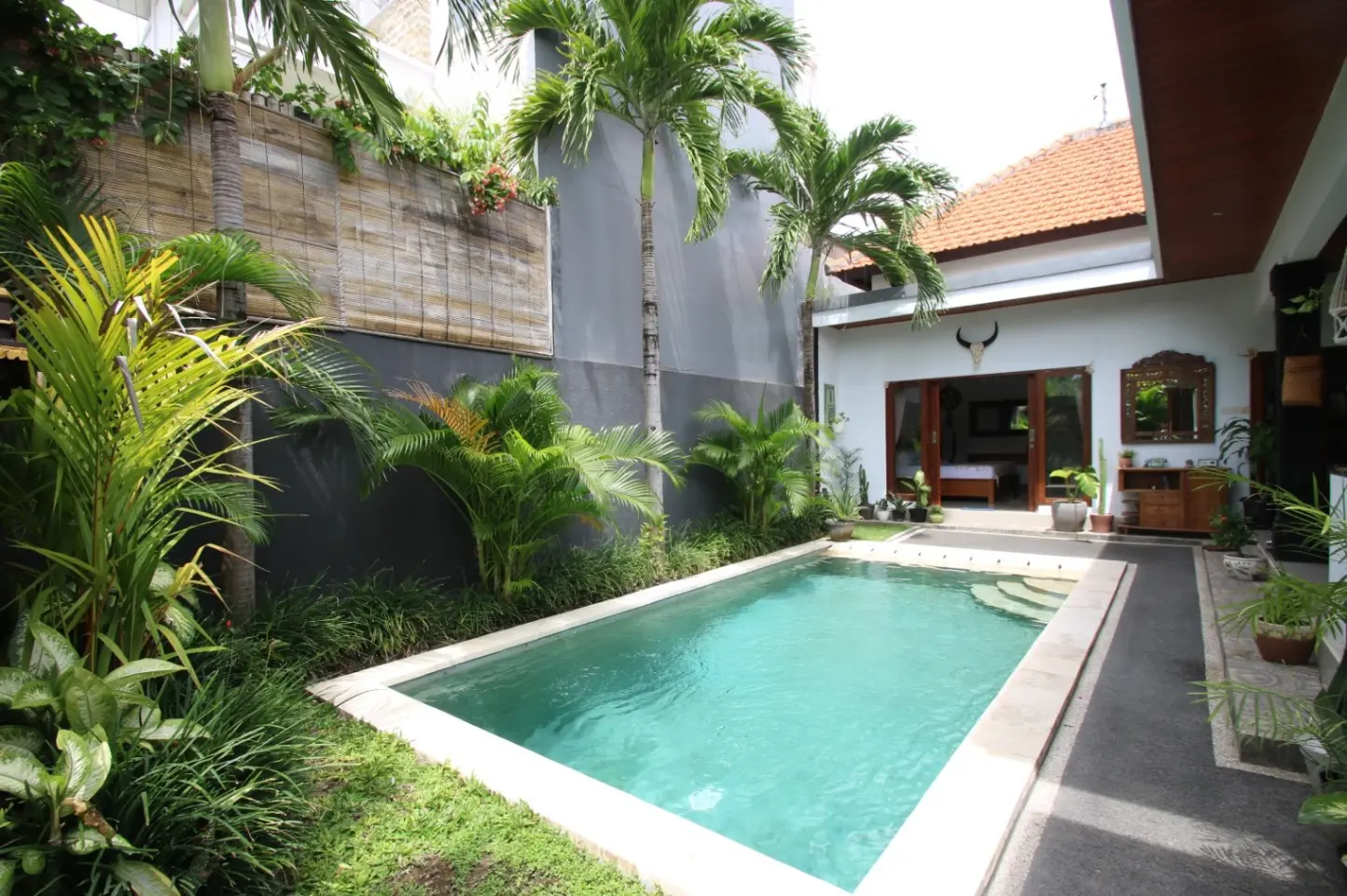 DO 454- FOR RENT TROPICAL CONTEMPORER  VILLA IN THE HEART OF UMALAS 