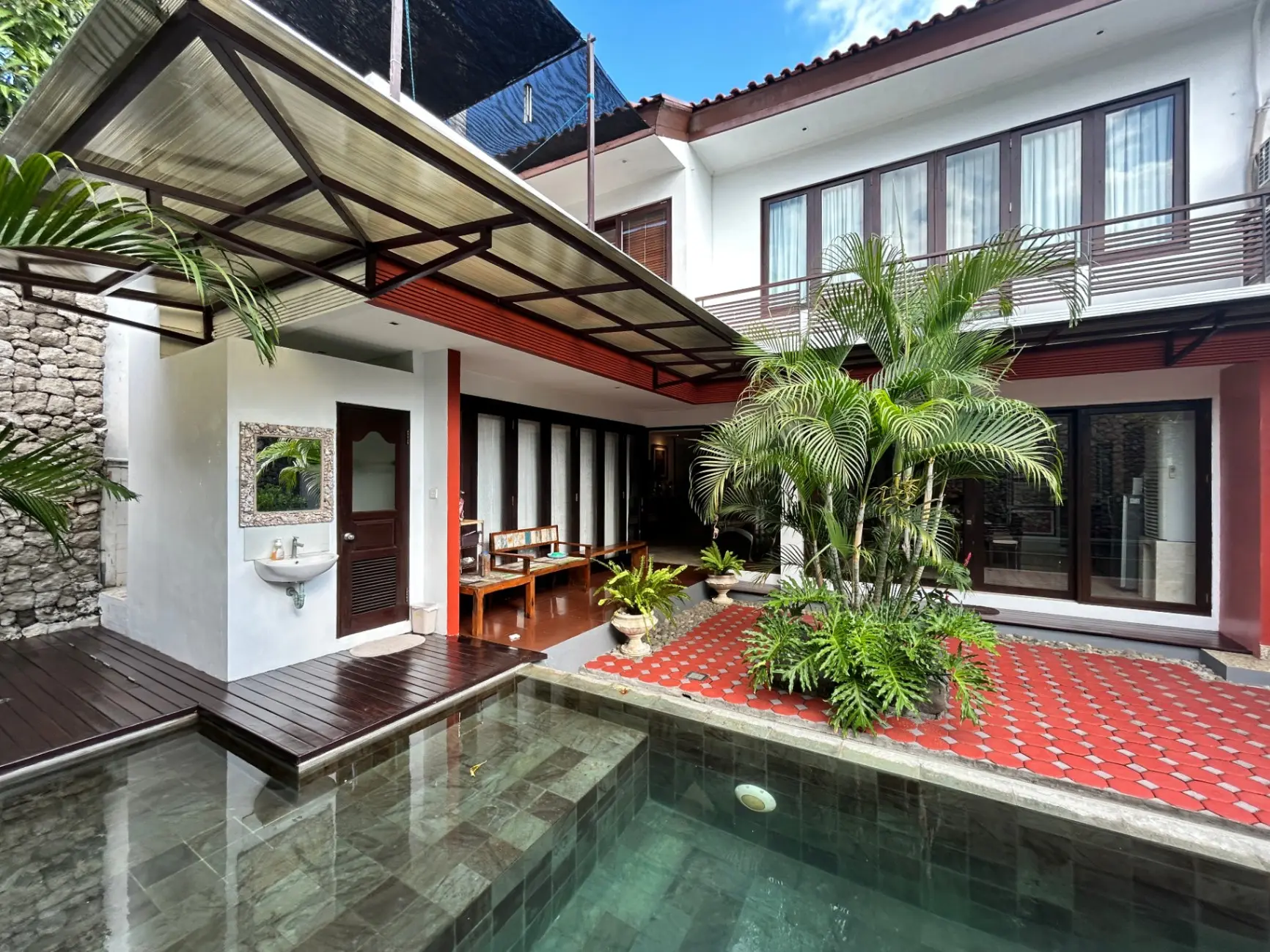 5BR Lux Villa w/ Pool & Prime Location