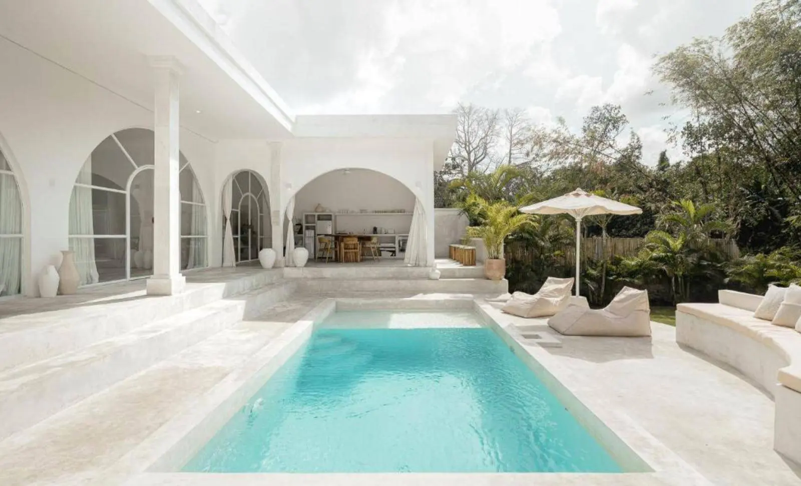 Minor Reno Needed: Beautiful Villa With Spacious Lawn