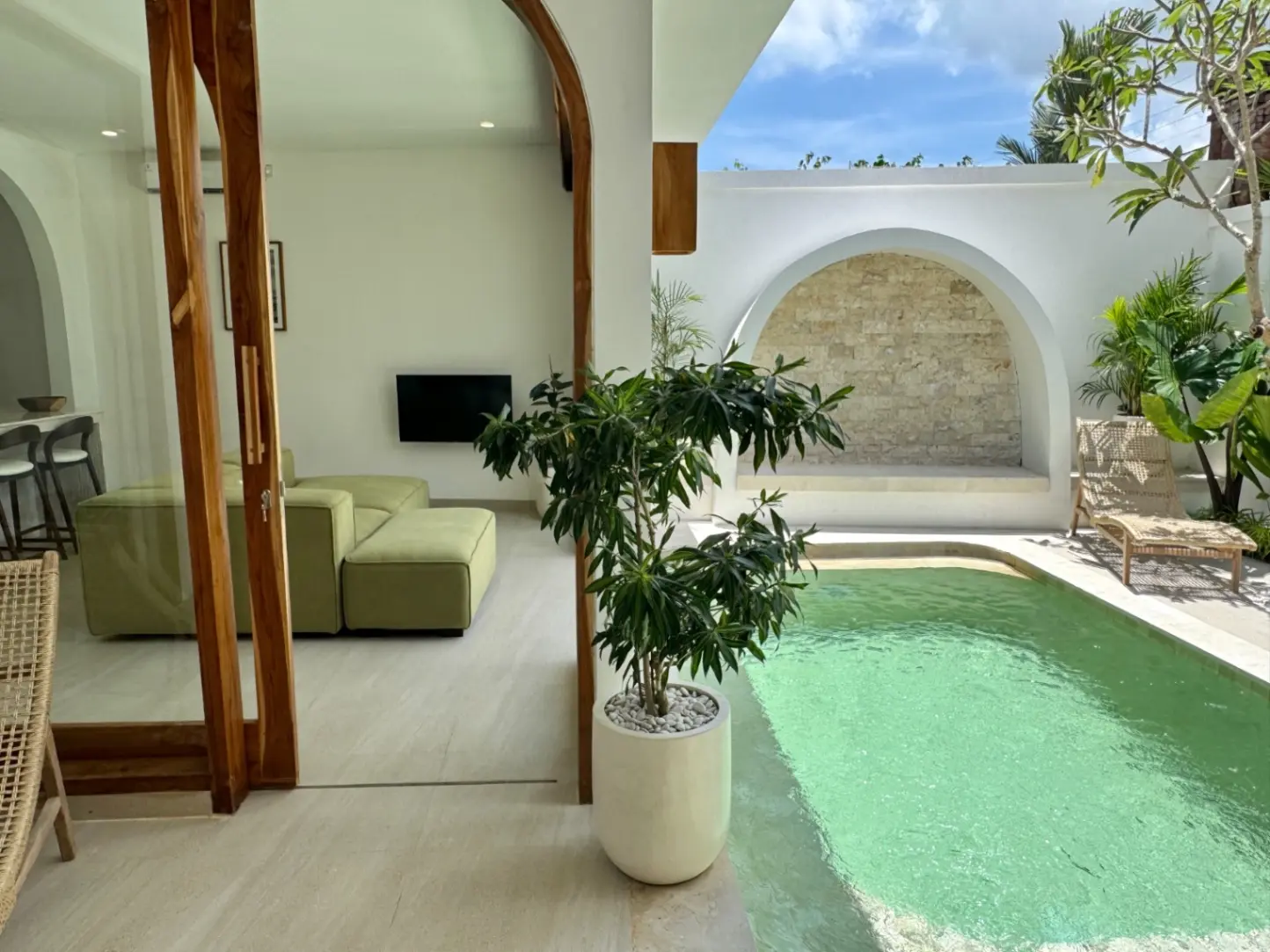 YNA-04 FOR RENT VILLA 2 BED IN SESEH