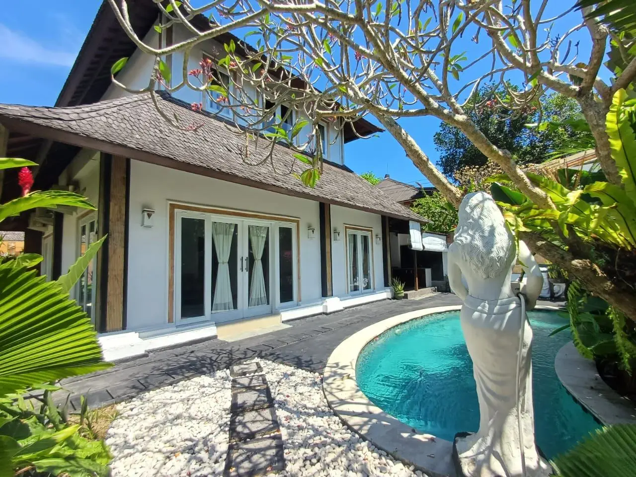 Villa Nelayan - 3 Bedroom Tropical Villa near the Beach