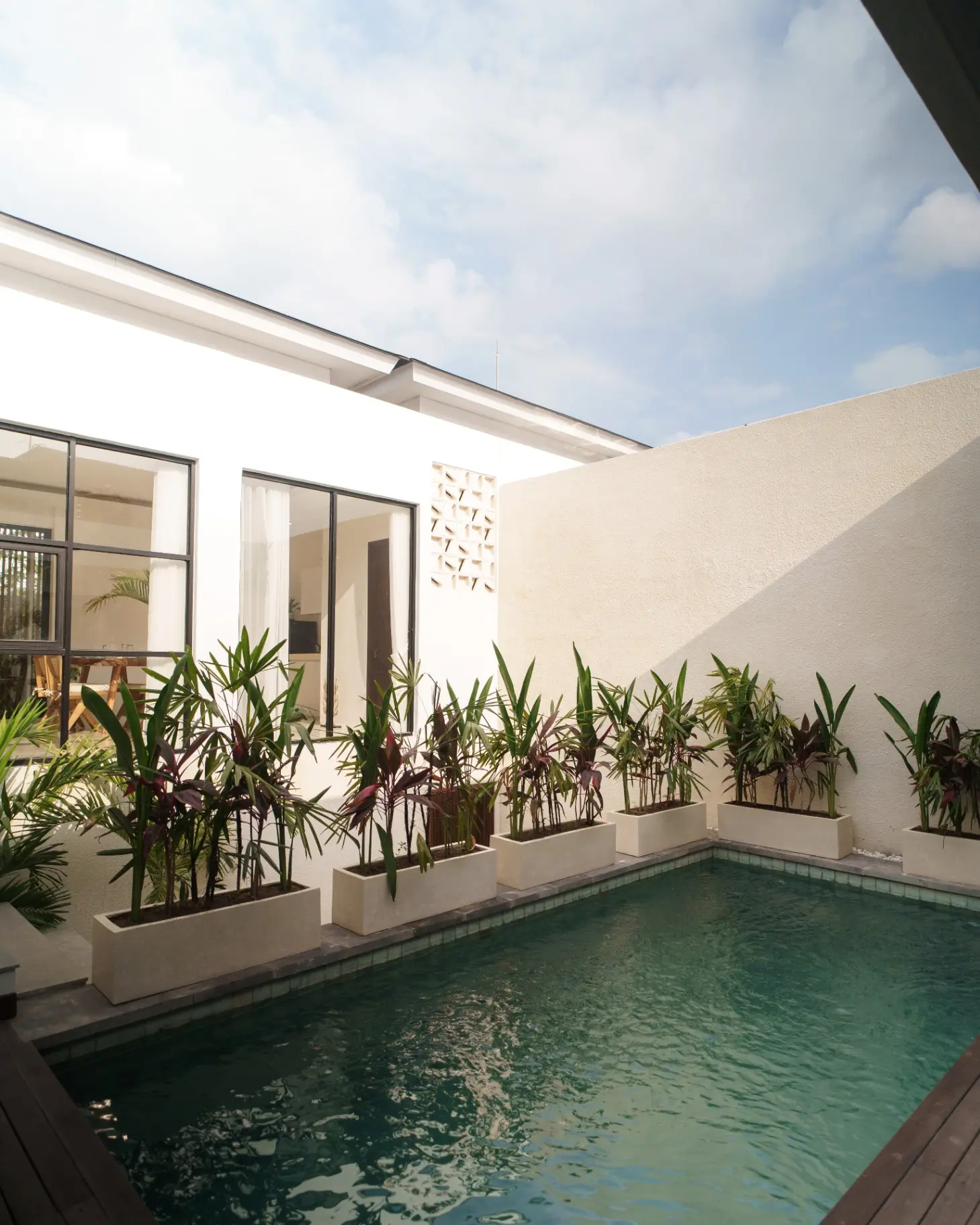 Cozy, stylish villa in Umalas opposite the Liga Tennis, next to the Pizza Fabbrica. 10 minutes drive to Berawa Beach.