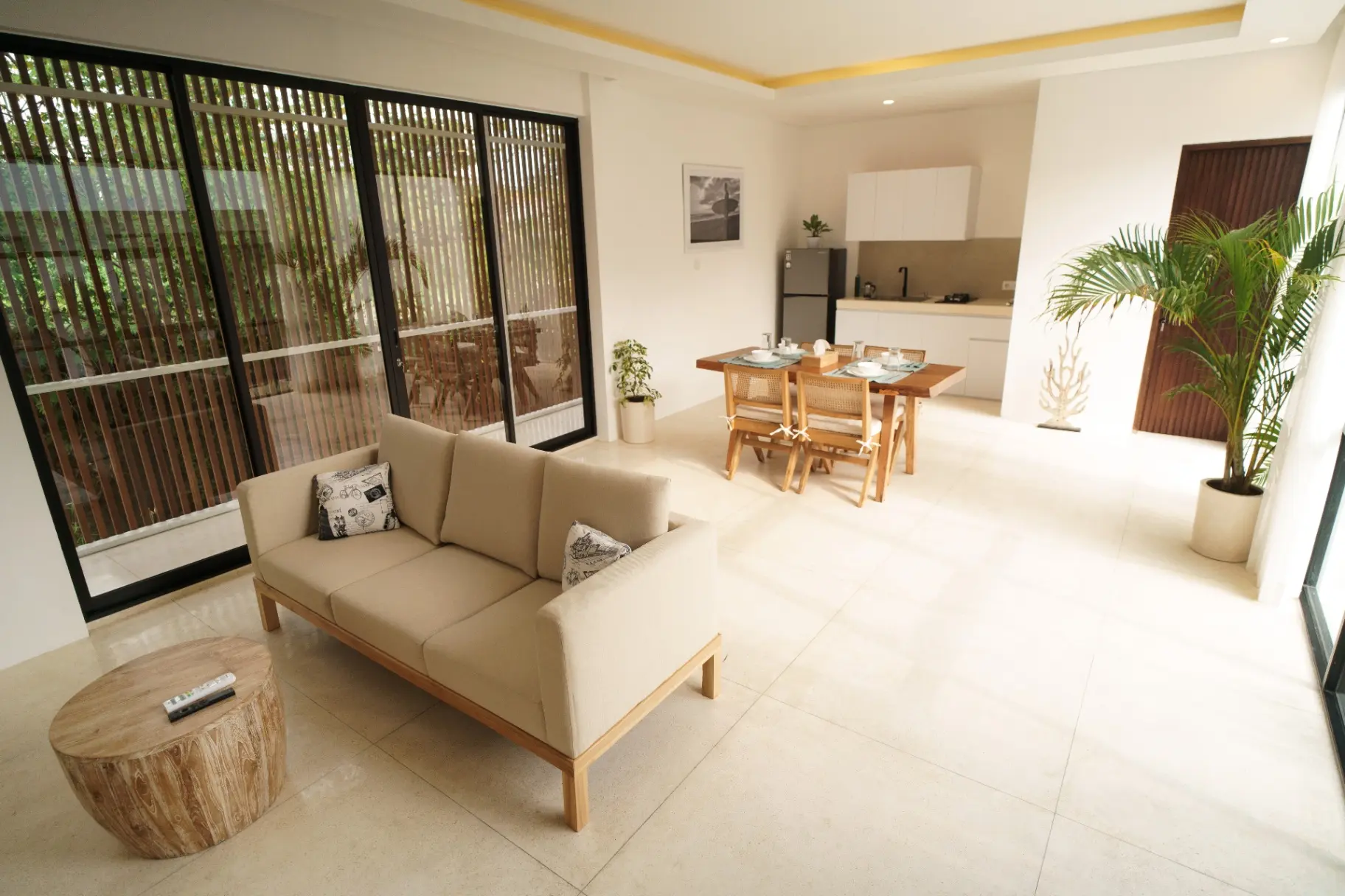 Cozy, stylish villa in Umalas opposite the Liga Tennis, next to the Pizza Fabbrica. 10 minutes drive to Berawa Beach.