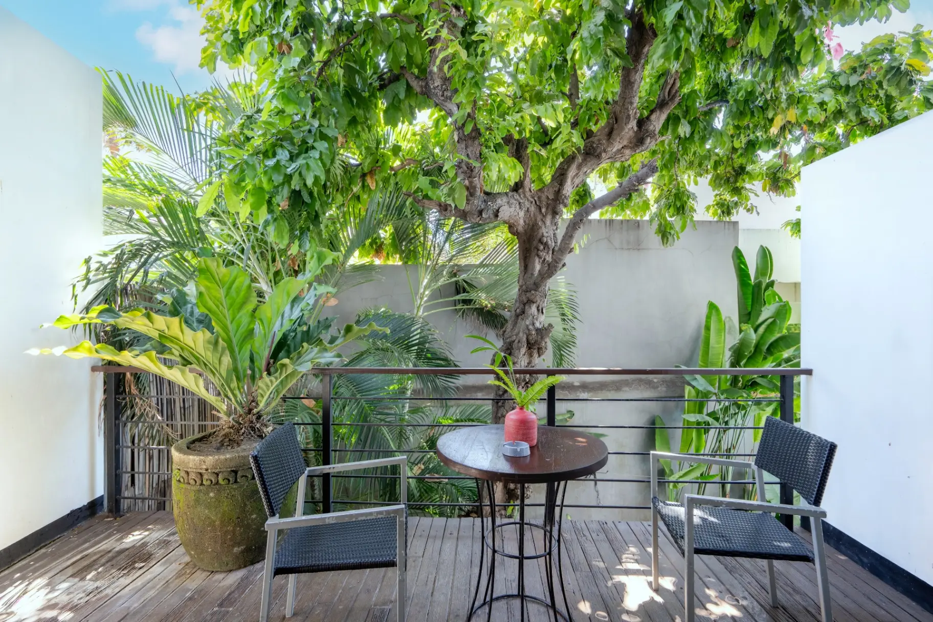 Balissimo - Sleek Industrial Loft in Central Seminyak w/ Pool