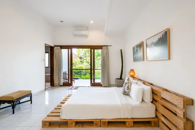 Casa Sweet Lips - 3BR Spacious Villa w/ Pool & Garden, Walk to Beach in Canggu - Image 2