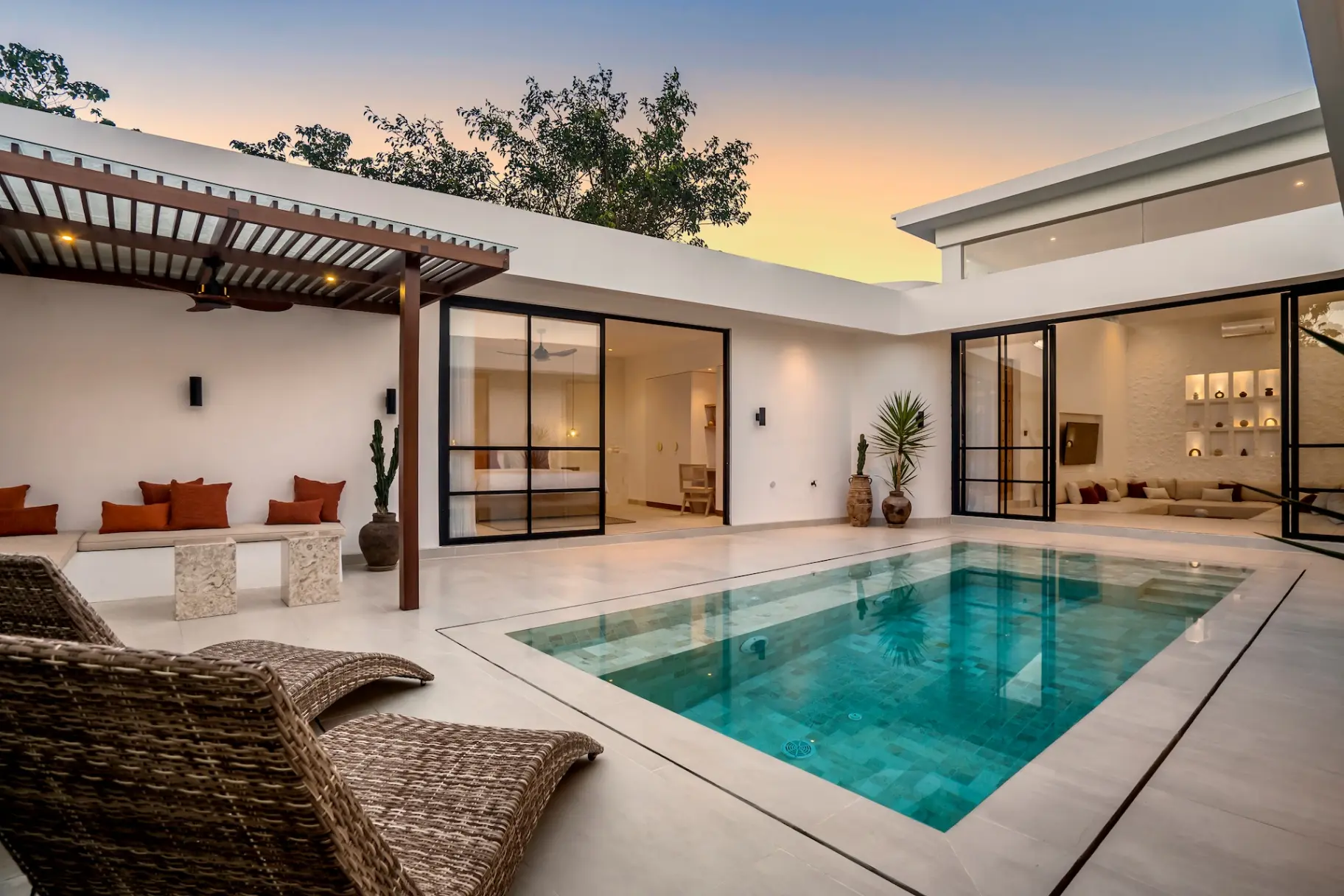 Apricot House - Exquisite 3BD Pool House Close to the Beach