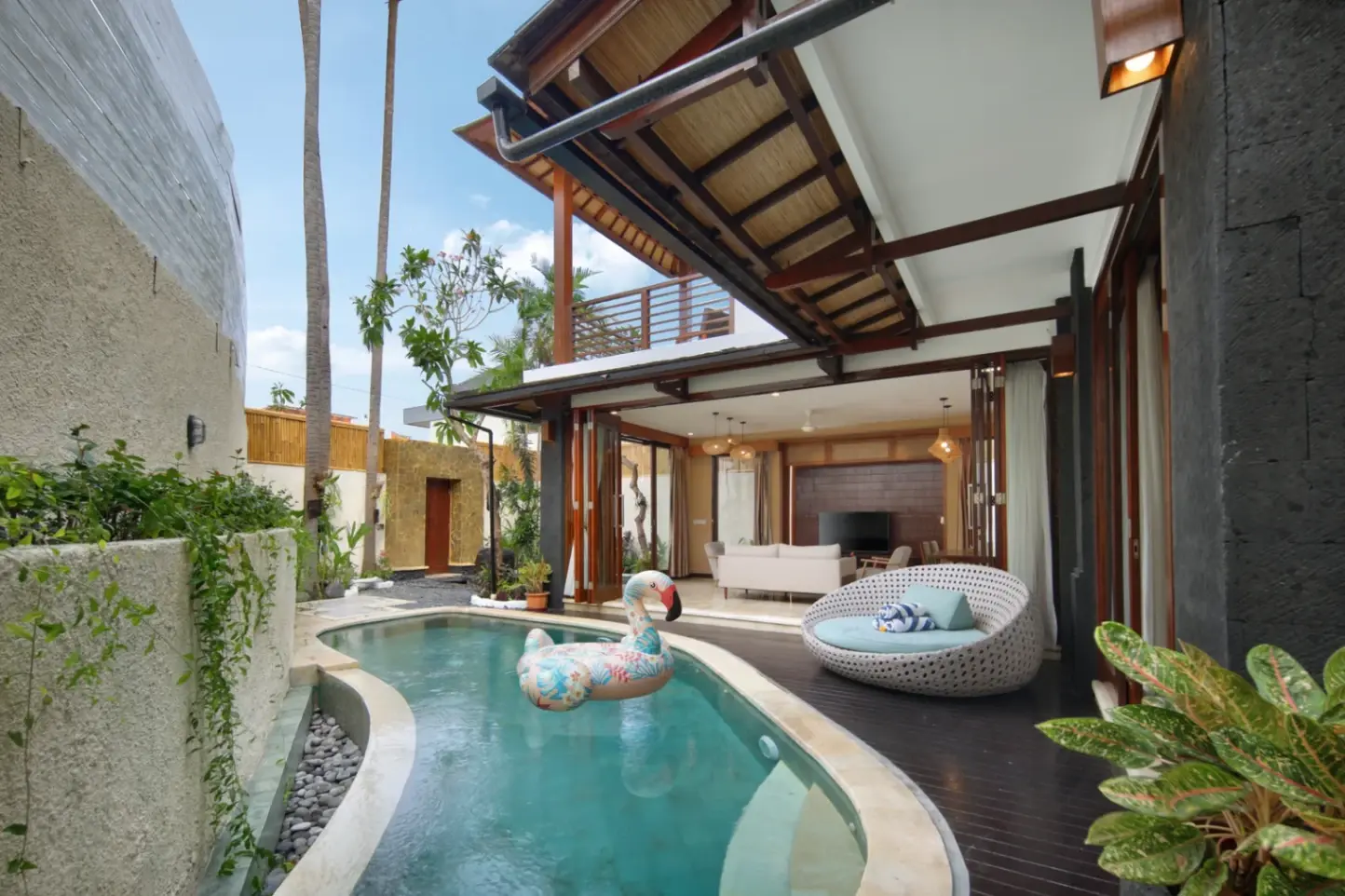 FULLY FURNISHED 3-BEDROOM VILLA IN PRIME BATU BOLONG LOCATION 