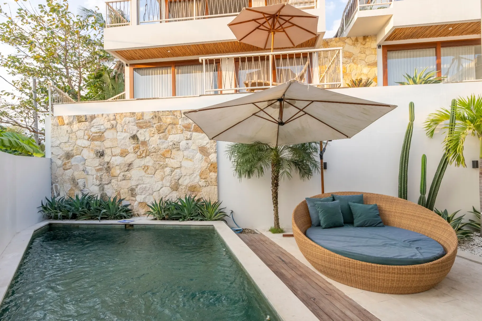 Pagi - Chic 1BR Apartment Sunlit Shower & Plunge Pool