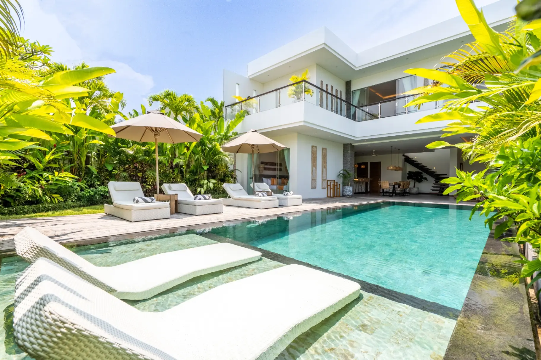 Flores - Luxury 4BR Villa Canggu–Pool, Bathtub, Near Beach