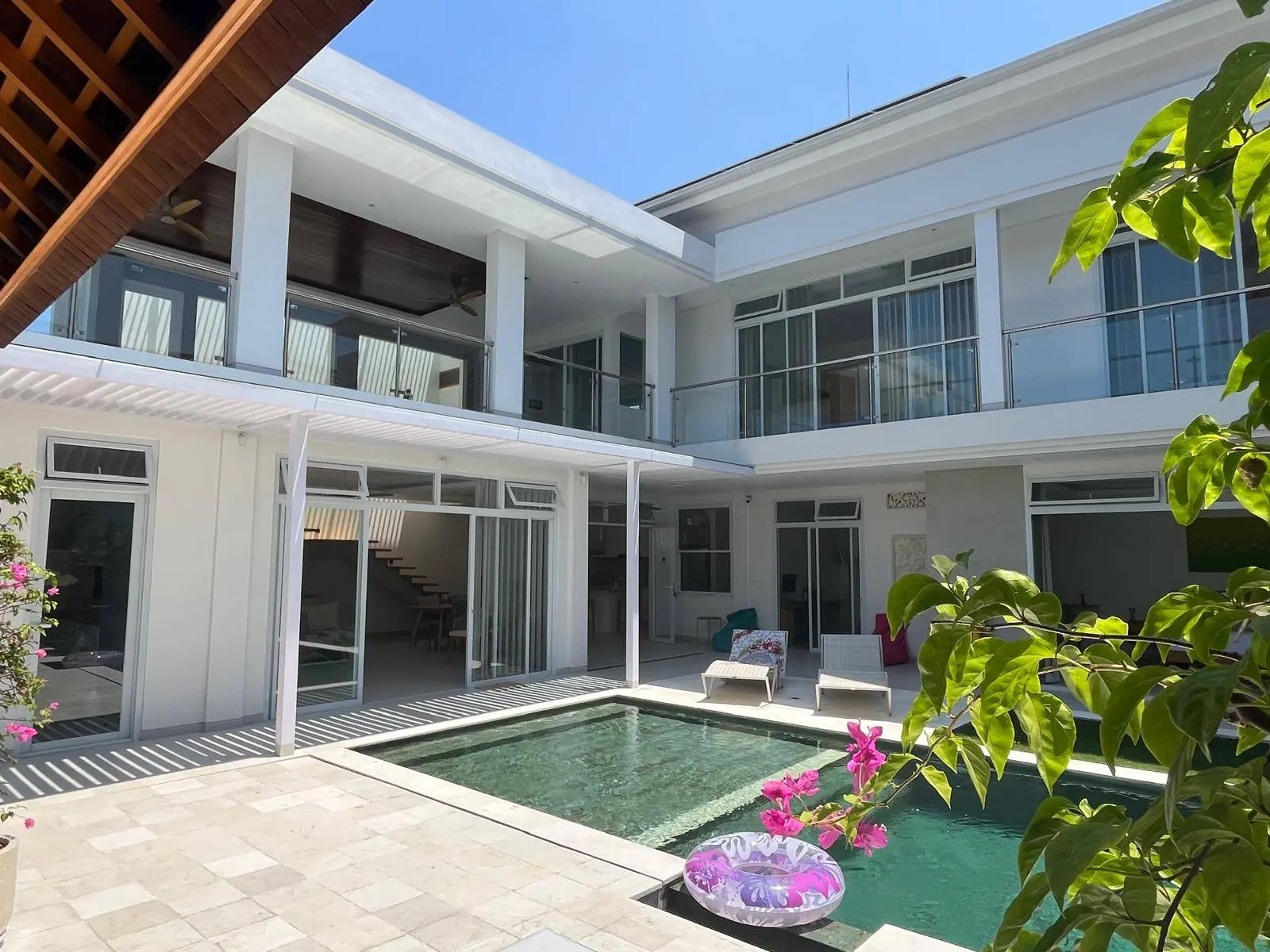 Unique - 4-bed Executive Home and Office, solar powered, walk to Seseh Beach