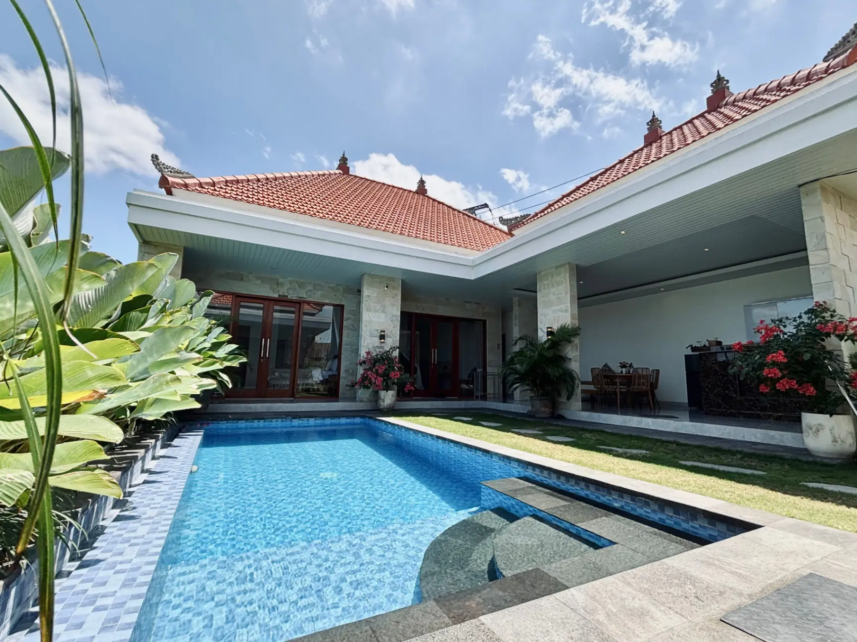 STUNNING 3 - BEDROOM  VILLA WITH PRIVATE POOL INI ABASAN, BERAWA -AR27 