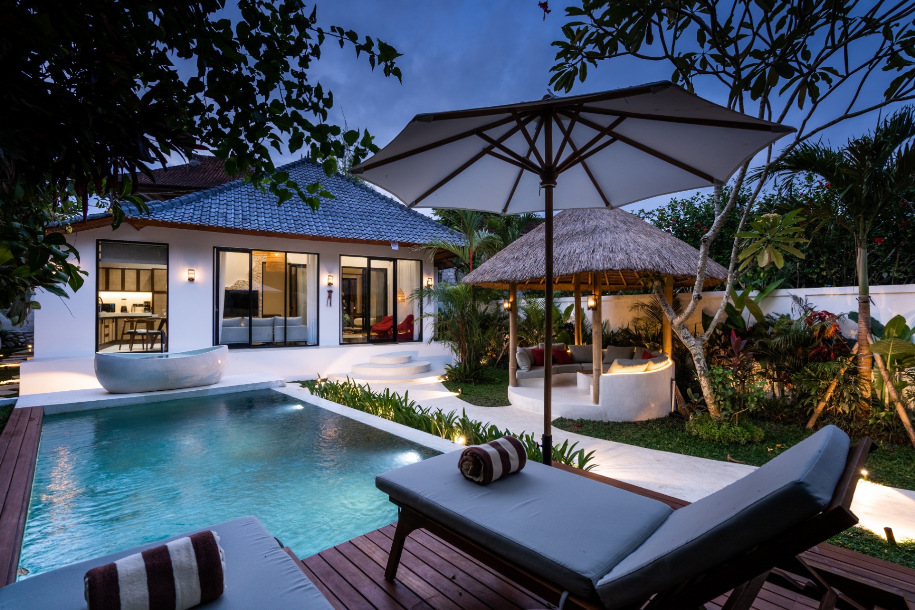 Capri - 2BR Comfort Vila w/ Spacious Pool & Garden