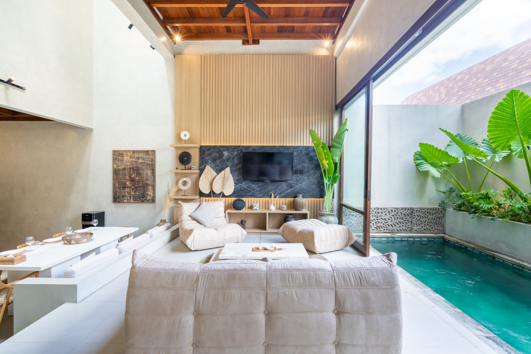Unwind 2BR Swiss Made Villa: Rooftop Lounge & Pool