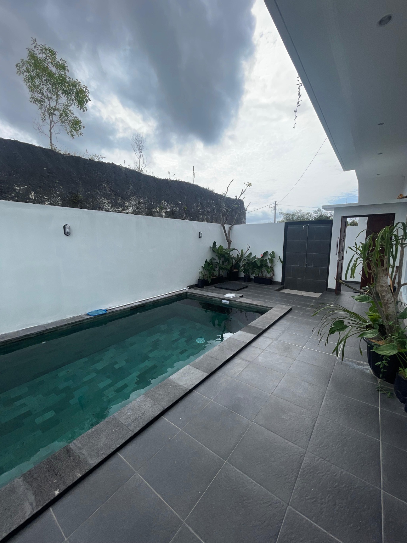 DO 420- VILLA TROPICAL MODERN LOCATED IN QUITE AREA KUTUH 