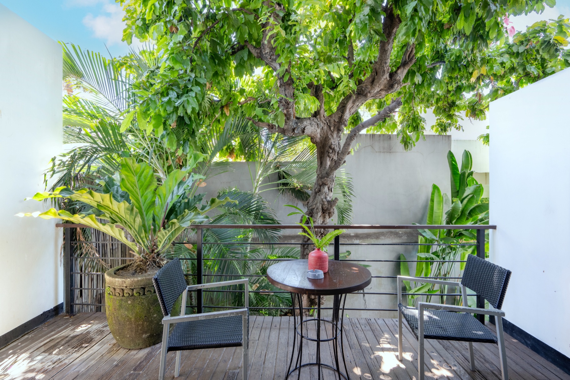 Balissimo - Sleek Industrial Loft in Central Seminyak w/ Pool