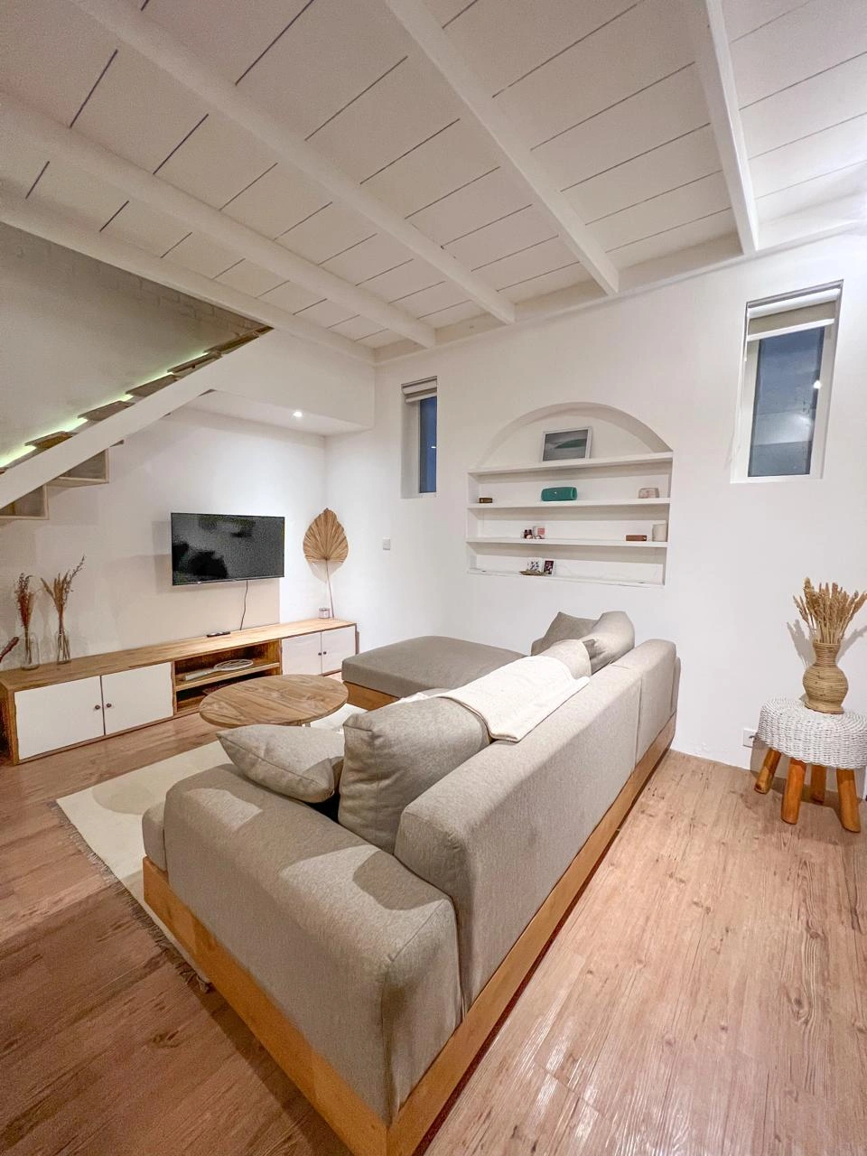 Romantic 1BR Mezzanine Villa 5mins ride to the Beach