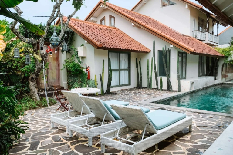 LEASEHOLD - 5BR Poolside Loft with Inner Courtyard