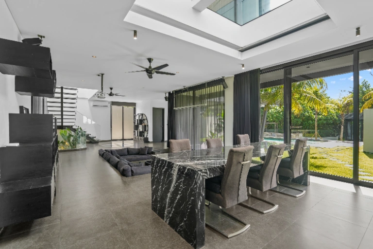 Casa Noir - Luxury 3-Bedroom Tropical Sanctuary in the Heart of Cemagi in Seseh - Image 5