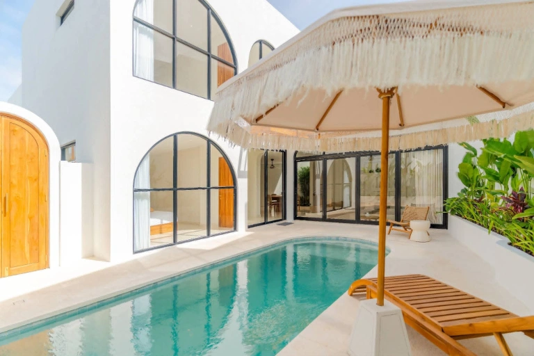 AVAILABLE FOR MONTHLY RENT 3 BEDROOMS LUXURIOUS VILLA IN PERERENAN PANTAI LIMA in Pererenan - Image 2