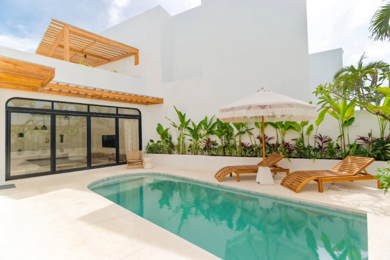 AVAILABLE FOR MONTHLY RENT 3 BEDROOMS LUXURIOUS VILLA IN PERERENAN PANTAI LIMA in Pererenan - Image 3