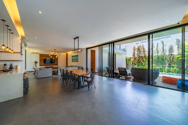 Villa Nampara - Modern 4-Bedroom Villa with Rice Field View in Cemagi in Seseh - Image 4