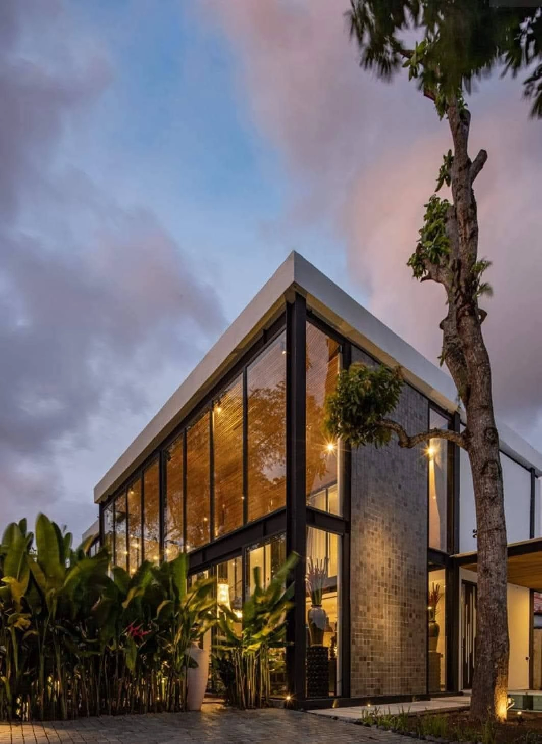 AVAILABLE FOR MONTHLY AND YEARLY RENT 5 BEDROOMS LUXURY VILLA IN UMALAS in Canggu - Image 4