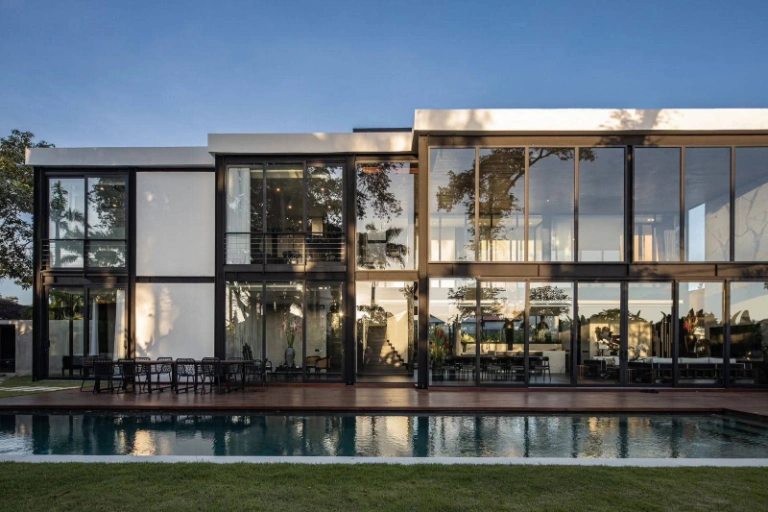 AVAILABLE FOR MONTHLY AND YEARLY RENT 5 BEDROOMS LUXURY VILLA IN UMALAS in Canggu - Image 1