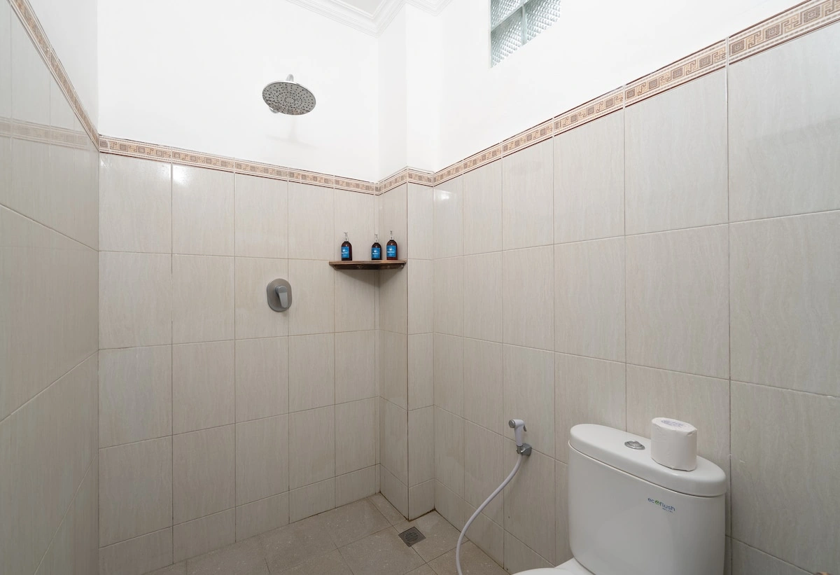 Canggu Surf Paradise - Room with Pool Access in Central Canggu in Canggu - Image 5