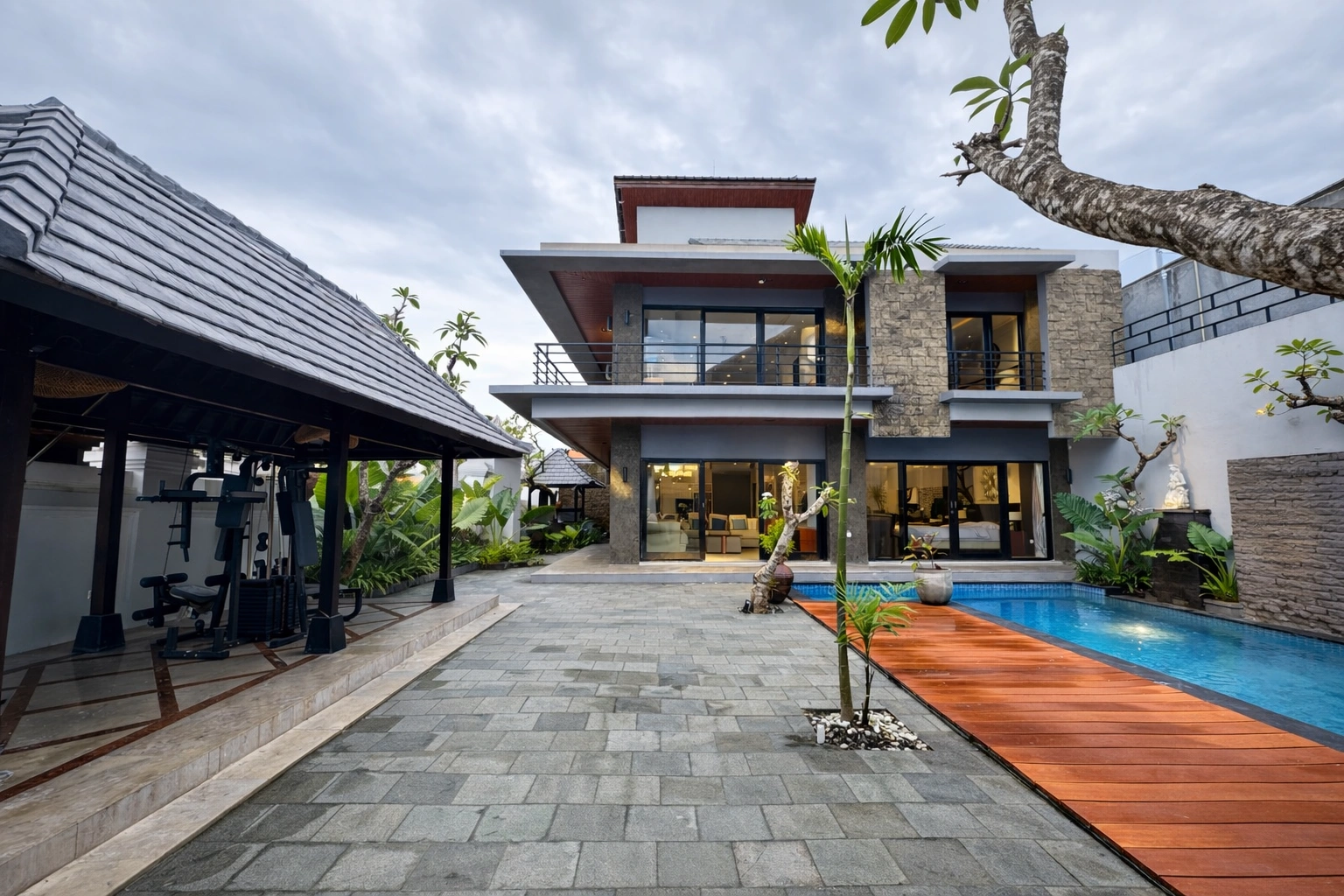 6 BEDROOMS 4 BATHROOMS VILLA IN SEMINYAK LEGIAN KUTA in Kuta - Image 2