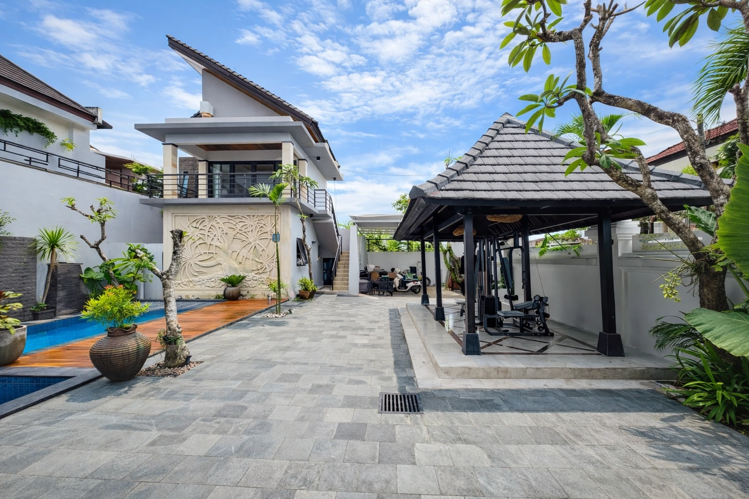 6 BEDROOMS 4 BATHROOMS VILLA IN SEMINYAK LEGIAN KUTA in Kuta - Image 3