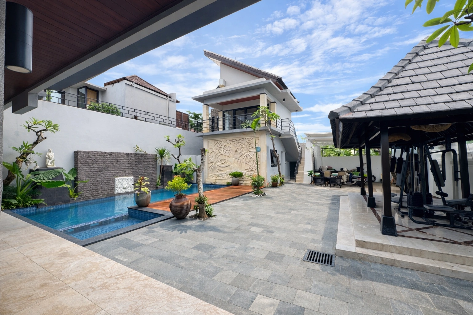 6 BEDROOMS 4 BATHROOMS VILLA IN SEMINYAK LEGIAN KUTA in Kuta - Image 4