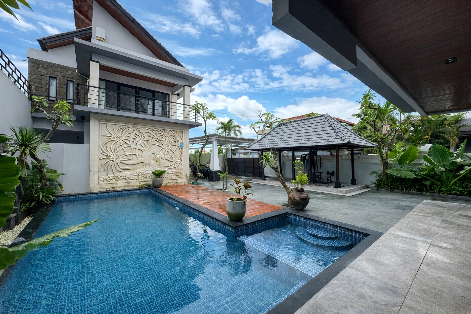 6 BEDROOMS 4 BATHROOMS VILLA IN SEMINYAK LEGIAN KUTA in Kuta - Image 5
