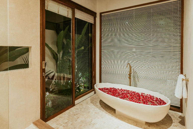 5mins Walk to Pererenan Beach, Skylight Bathtub in Pererenan - Image 4