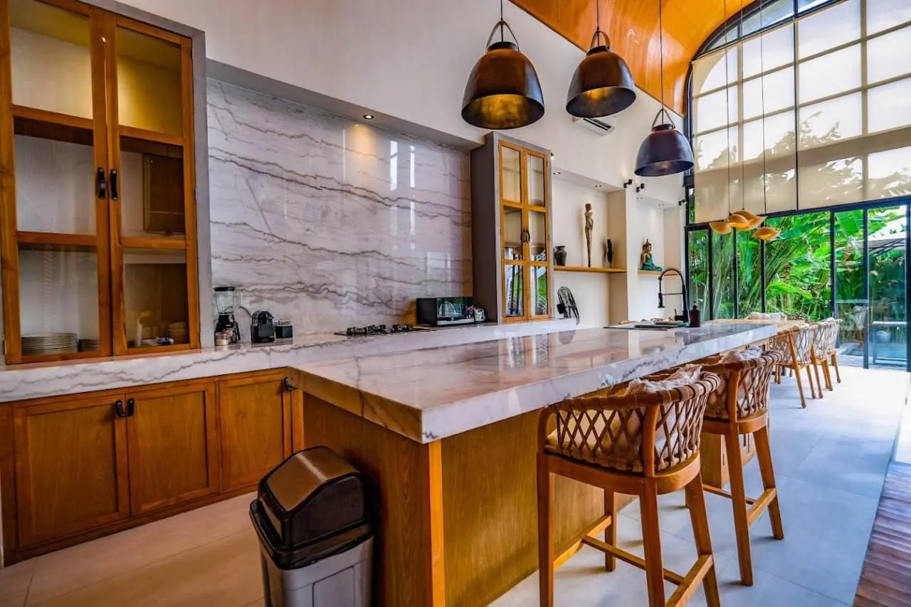 Turn-Key 3BR Luxury Villa w/ Tropical Garden in Pererenan - Image 4