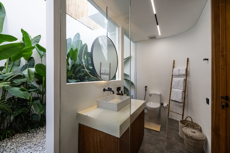 Premium Beachside 4BR Villa w/ Rooftop  in Pererenan - Image 5