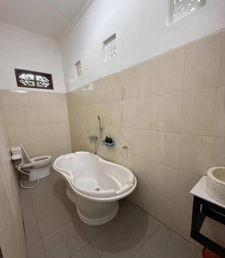 3BR VILLA FOR RENT, GUNUNG SOPUTAN. FOR MINIMUM 3 YEARS, SUBLEASE ALLOWED in Seminyak - Image 3