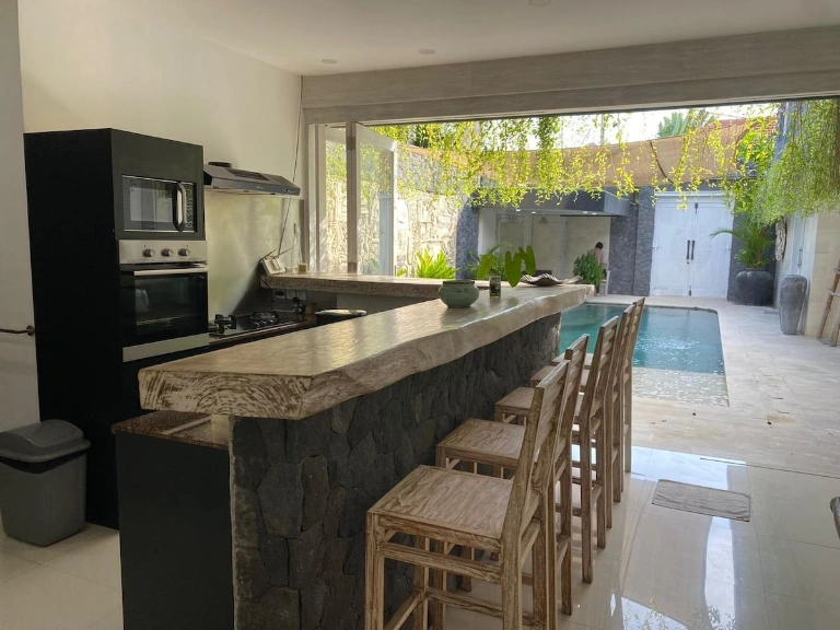 Luxury 3 BR Elegant intertior perfect for group in Umalas in Canggu - Image 3