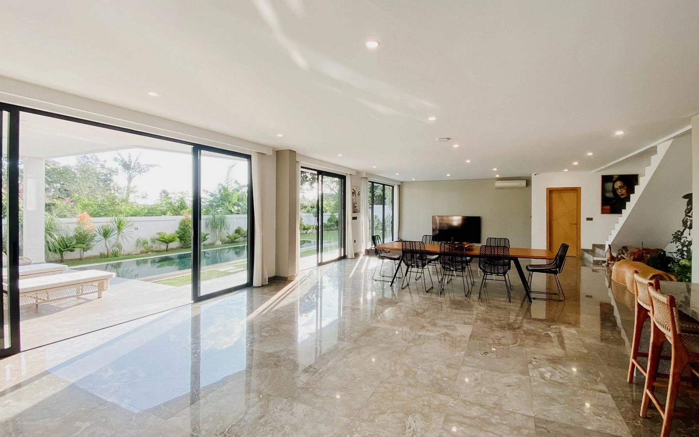 Sunset & Rice Field Views from Each Floor – Spacious Villa for Sale in Pererenan in Pererenan - Image 3